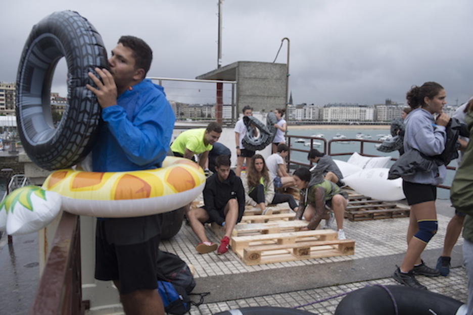 Labores previas al abordaje. (Juan Carlos RUIZ/FOKU) Labores previas al abordaje. (Juan Carlos RUIZ/FOKU)
