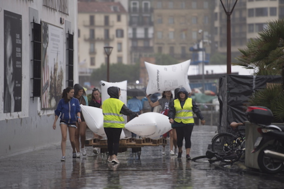 Algunos y algunas han tenido que montar sus balsas bajo la lluvia. (Juan Carlos RUIZ/FOKU) Algunos y algunas han tenido que montar sus balsas bajo la lluvia. (Juan Carlos RUIZ/FOKU)