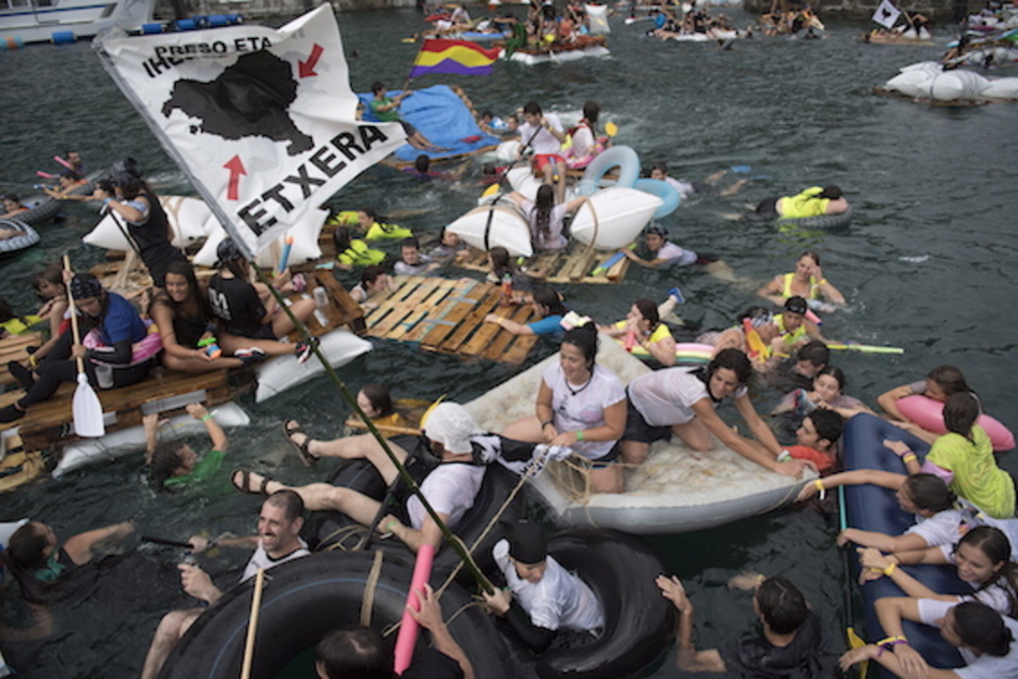 Flotadores, palés... Todo vale. (Juan Carlos RUIZ/FOKU) Flotadores, palés... Todo vale. (Juan Carlos RUIZ/FOKU)