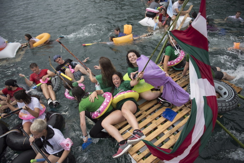 Permanecer sobre la balsa no siempre es fácil. (Juan Carlos RUIZ/FOKU) Permanecer sobre la balsa no siempre es fácil. (Juan Carlos RUIZ/FOKU)