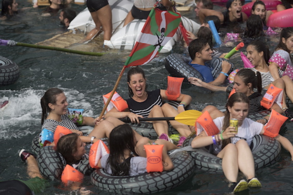 Abordaje con manguitos... por si acaso. (Juan Carlos RUIZ/FOKU) Abordaje con manguitos... por si acaso. (Juan Carlos RUIZ/FOKU)