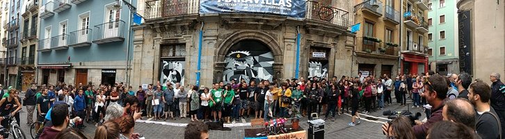 Rueda de prensa de esta mañana en el Gaztetxe Maravillas. (@aritzintxusta)