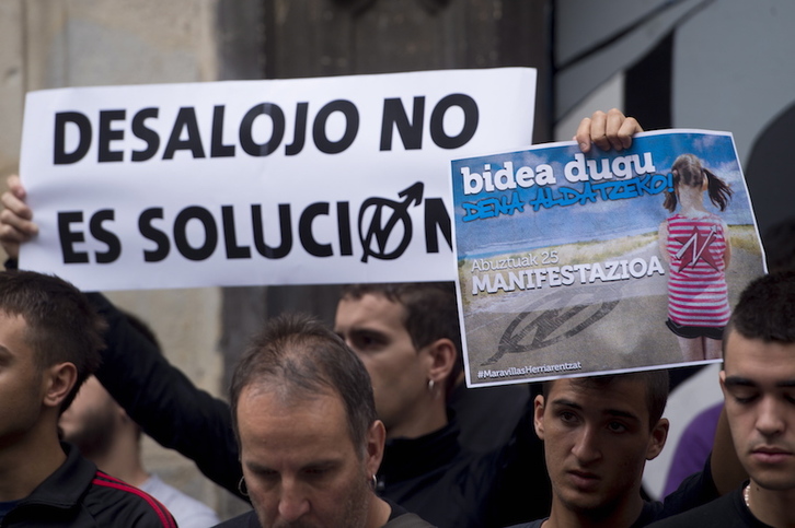 Carteles en la comparecencia de este pasado martes. (Iñigo URIZ / FOKU)