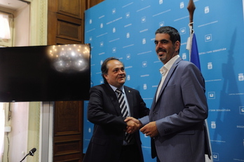 El alcalde de Donostia, Eneko Goia, en una comparecencia junto al presidente de la Real, Jokin Aperribay. (Jon URBE / FOKU)