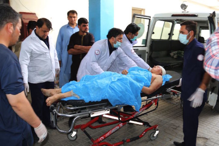 Uno de los heridos en el atentado de Kabul llega a un centro médico. (AFP)
