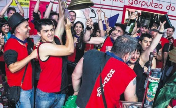 Hontzak konpartsaren txosnan iaz egindako ekitaldia, herri mugimenduaren aurkako zentsura salatzeko. (Aritz LOIOLA / FOKU)