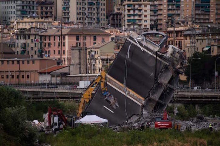 Los equipos de rescate continúan buscando a las personas desaparecidas tras el derrumbe del viaducto. (Marco BERTORELLO/AFP)