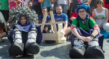 Mekanitxin eta Karpatxo pertsonaiak, konpartsetako kideez inguratuta. (Monika DEL VALLE / FOKU)