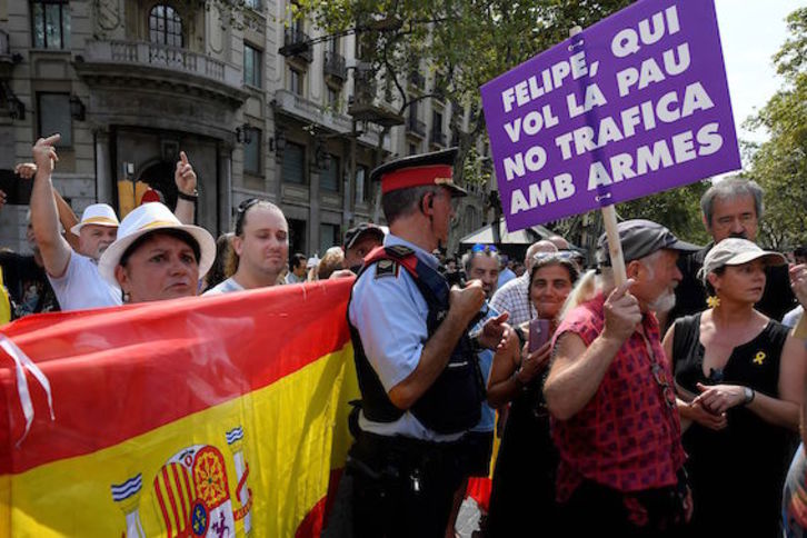 Independentistas y unionistas han coincidido en el mosaico de Joan Miró, en la Rambla. (Lluís GENÉ / AFP)