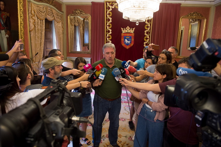 Joseba Asiron compareció ante los medios tras el desalojo de Maravillas. (Iñigo URIZ / FOKU)