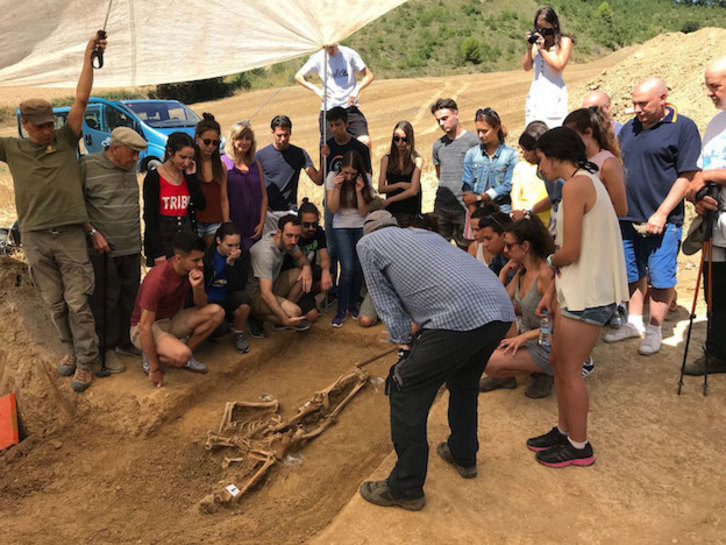 El forense Pako Etxeberria ofrece explicaciones sobre los restos encontrados. (Gobierno de Nafarroa)