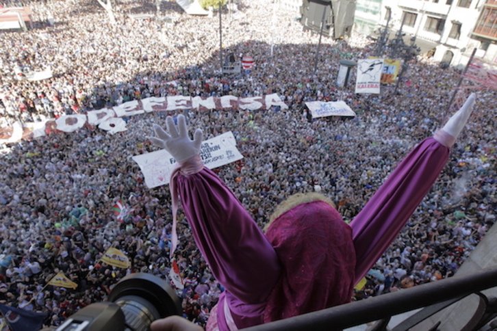 La plaza del Arriaga y sus alrededores estaban repletas de gente para recibir a Marijaia. (Aritz LOIOLA / FOKU)
