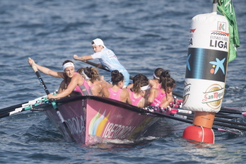 La trainera de San Juan negocia la única ciaboga. (Juan Carlos RUIZ / FOKU)