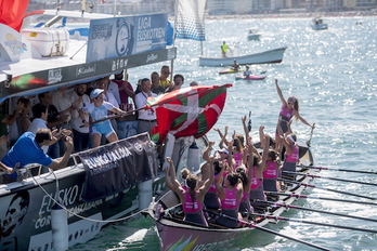 Las ‘bateleras’ celebran la doble victoria. (@actraineras)