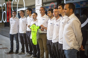 Los ocho corredores del Euskadi Murias, junto a Jon Odriozola. (Endika PORTILLO / FOKU)