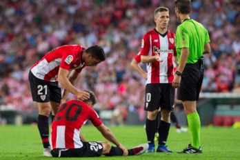 Aduriz cayó lesionado tras rematar un cabezazo que sacó Cuéllar con apuros. (Monika DEL VALLE / FOKU)