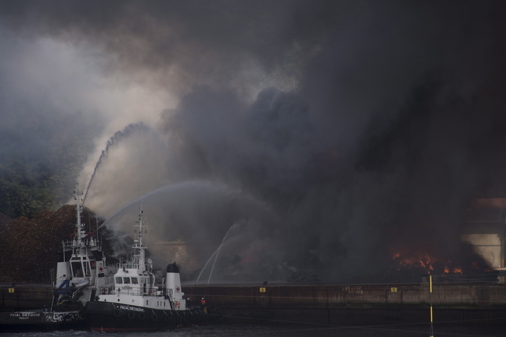 Imagen del incendio del pasado 2 de agosto en el puerto de Pasaia. (Juan Carlos RUIZ / FOKU)