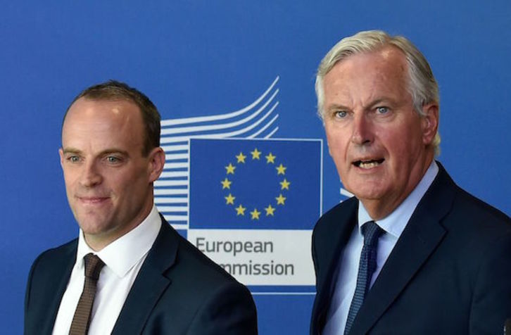 Dominic Raab y Michel Barnier, tras la reunión en Bruselas. (John THYS/AFP)