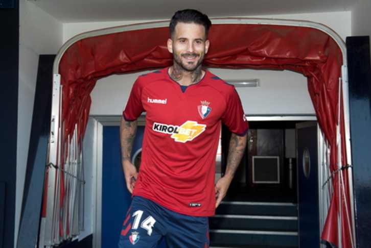 Rubén García posa con la camiseta rojilla en El Sadar. (Iñigo URIZ / FOKU)