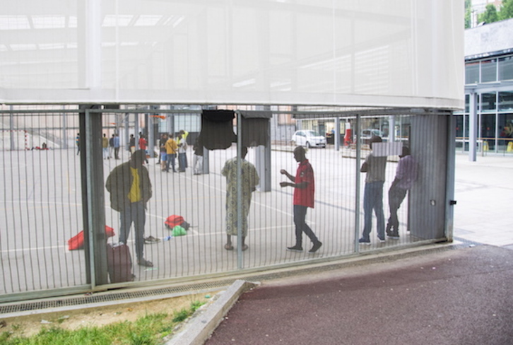 Hainbat migratzaile, Bilbon. (June PRIETO/FOKU)