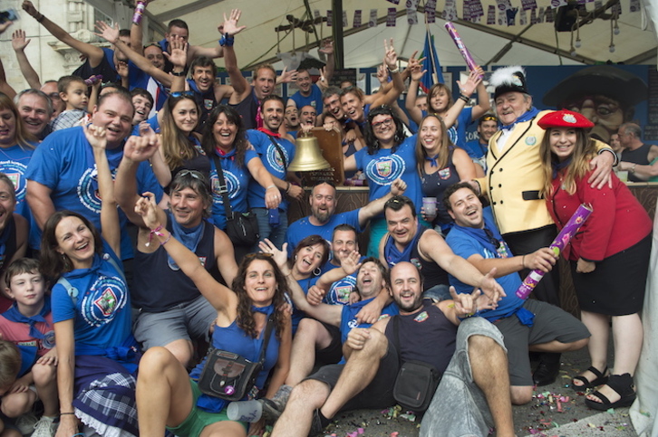 Uribarri konpartsako kideak, txosna dotoreenari ematen zaion aitortza eskutan. (Monika DEL VALLE/FOKU)