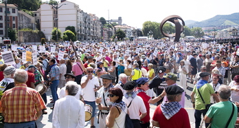 La manifestación por unas pensiones dignas finalizó frente al Ayuntamiento de Bilbo. (June PRIETO/FOKU)