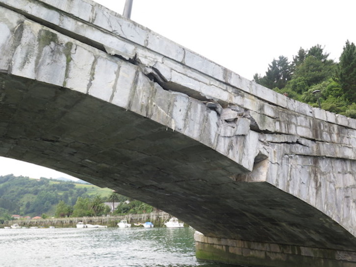 Estado del puente sobre el río Deba. (Diputación de Gipuzkoa)