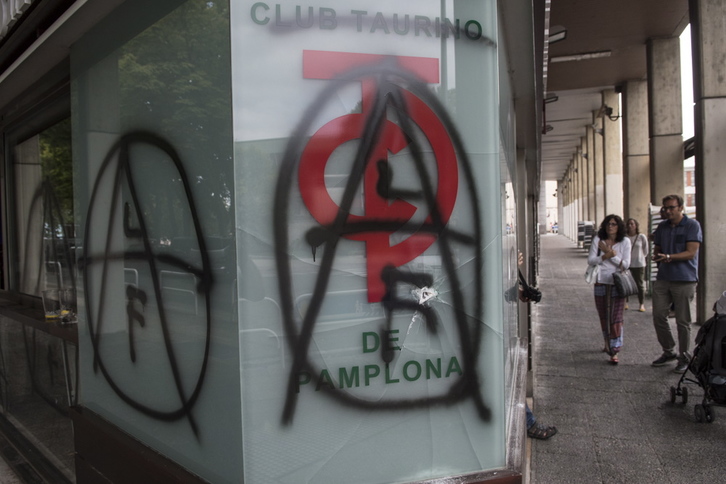 Pintadas y cristales rotos en el Club Taurino de Iruñea. (Jagoba MANTEROLA / FOKU)