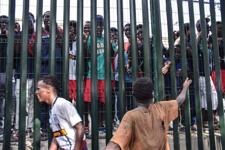 116 migrantes lograron entrar en territorio español a través de la valla de Ceuta. (Joaquín SÁNCHEZ/AFP)