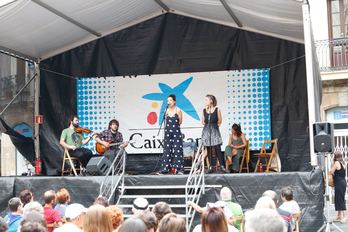 Santiago plaza izaten da bertsozaletasunaren epizentroa Aste Nagusian. (BILBOKO UDALA)