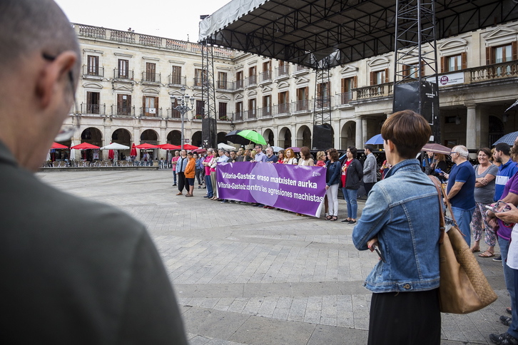 Concentración en Gasteiz para denunciar la agresión sexual sufrida por una mujer transexual. (Endika PORTILLO / FOKU)