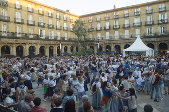 Ambiente festivo en Bilbo. (Monika DEL VALLE / FOKU)
