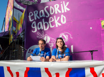 Rueda de prensa de las comparsas para valorar la última Aste Nagusia. (Marisol RAMIREZ / FOKU)