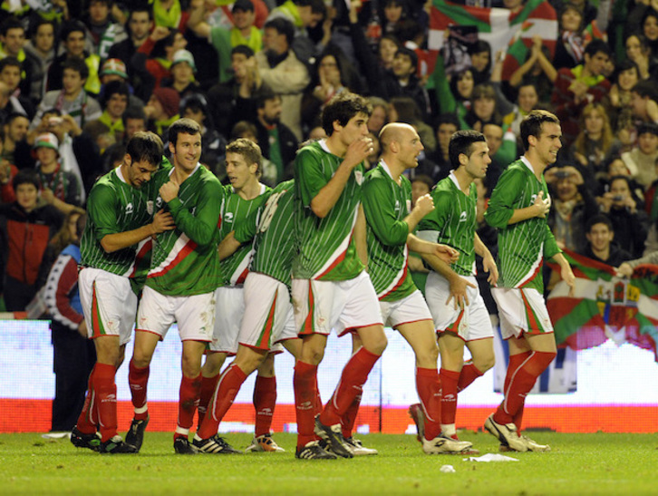 Los internacionales vascos celebran un gol en el partido disputado en 2010 contra Venezuela. (Monika DEL VALLE / FOKU)