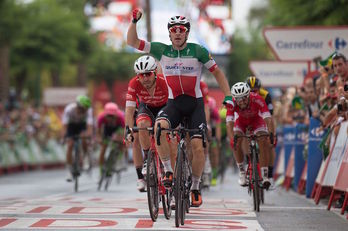 Elia Viviani ha ganado con autoridad en la meta de Alhaurín de la Torre. (Jorge GUERRERO / AFP)