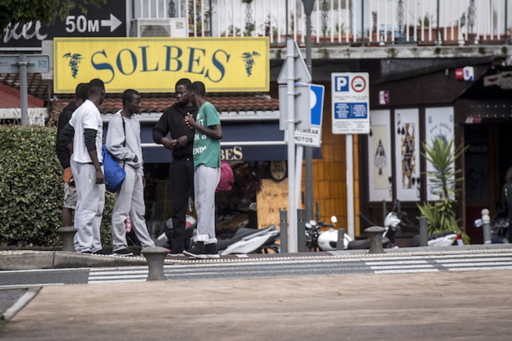 Un grupo de inmigrantes subsaharianos en Irun. (Gorka RUBIO / FOKU)