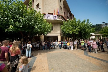 Imagen de la concentación silenciosa en Uharte por la muerte de una vecina por violencia machista. (Iñigo URIZ/FOKU)