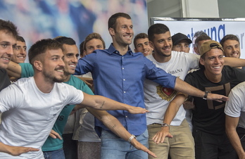 Imanol Agirretxe exteinde los brazos junto a sus compañeros, en su clásico gesto de celebración cada vez que marcaba un gol. (Andoni CANELLADA / FOKU)