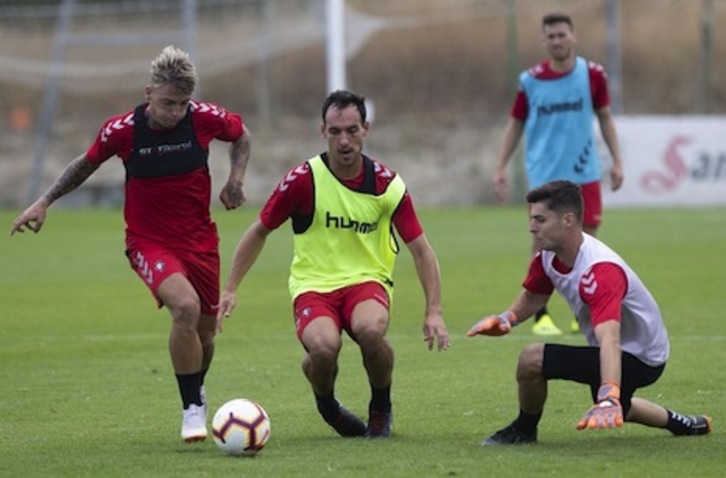 Un momento del entrenamiento de los rojillos de esta mañana. (OSASUNA)