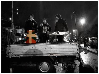 Norma eta brigadistak Filtroko Ospitale kanpoan, manifestazio amaierako ekitaldian