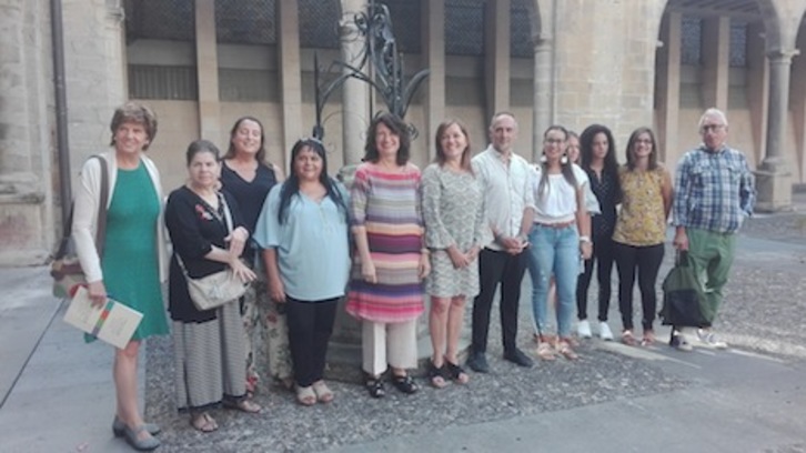 Cargos del Gobierno de Nafarroa, junto a representantes de los colectivos gitanos, en la presentación de la estrategia para la población gitana. (GOBIERNO DE NAFARROA)