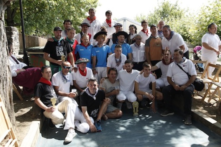 Imagen de algunos de los participantes en el campenato de botxas de fiestas de Berriozar. (Natxo MATXIN)