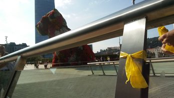 Lazos amarillos frente al Guggenheim de Bilbo. (@mikel_gorri)