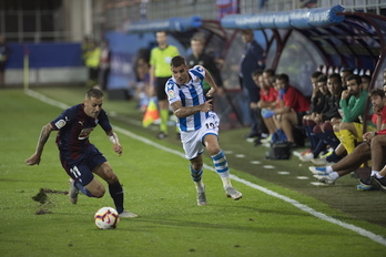 Peña y Theo persiguen un balón en Ipurua. (Juan Carlos RUIZ / FOKU)