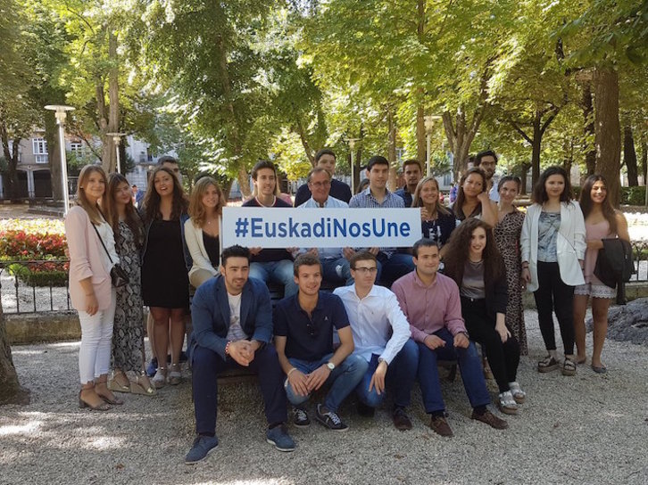Alfonso Alonso ha abierto el curso político en Gasteiz, con jóvenes de Nuevas Generaciones. (@AlfonsoAlonsoPP)