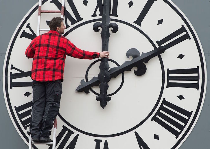 Un técnico cambia la hora en un reloj de Dresden, en Alemania, en marzo pasado. (Sebastian KAHNERT/AFP)