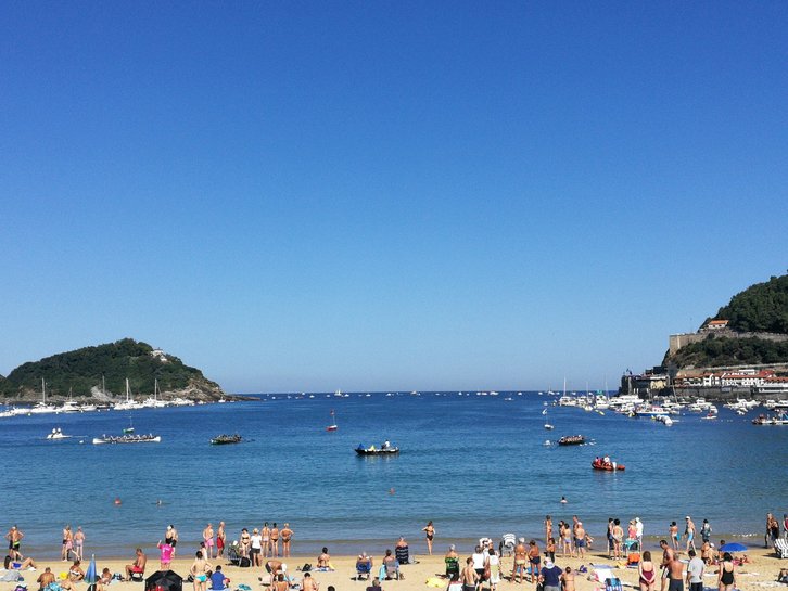 Imagen de la playa de La Concha, en una jornada veraniega. (@MartxeloDiaz)