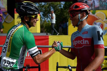 El colombiano del Caja Rural Nelson Soto se saluda con su compatriota Jhonatan Restrepo. (Jorge GUERRERO / AFP)