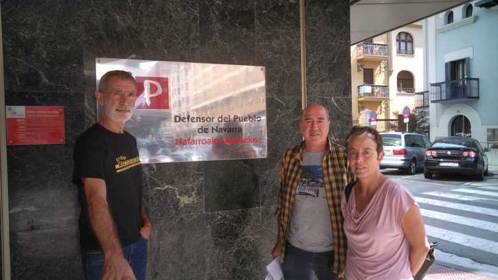 Antton Ramírez de Alda, Bel Pozueta y Koldo Arnanz se han reunido con el Defensor del Pueblo de Nafarroa. (ALTSASU GURASOAK)