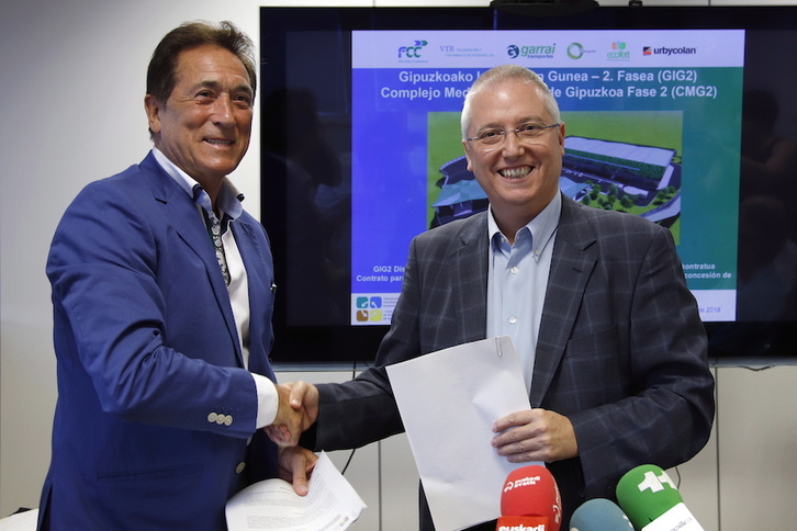 Carmelo Aguas (FCC) y José Ignacio Asensio (GHK) han firmado el contrato. (Maialen ANDRES/FOKU)
